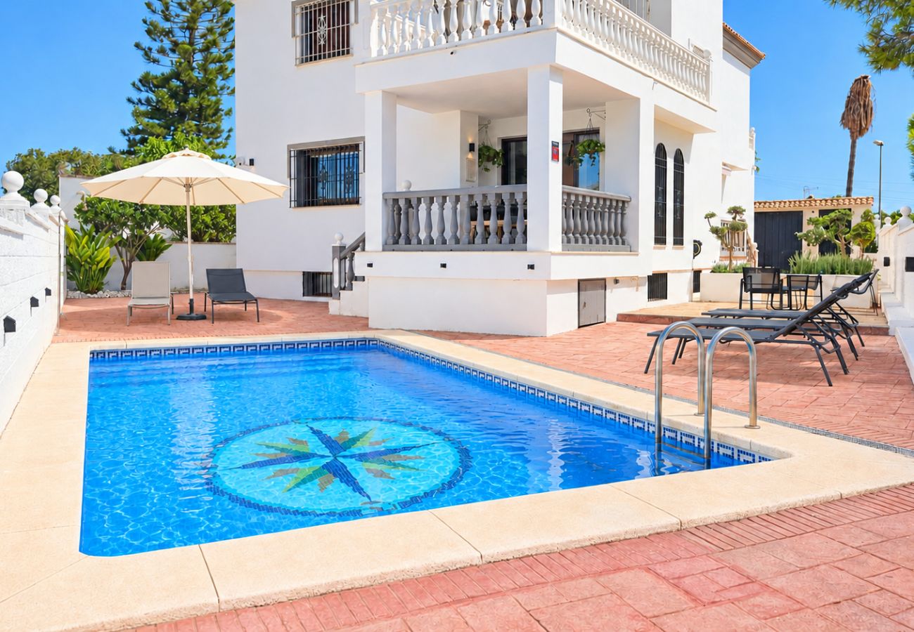 Villa in Marbella - Spacious villa with private pool & sea views