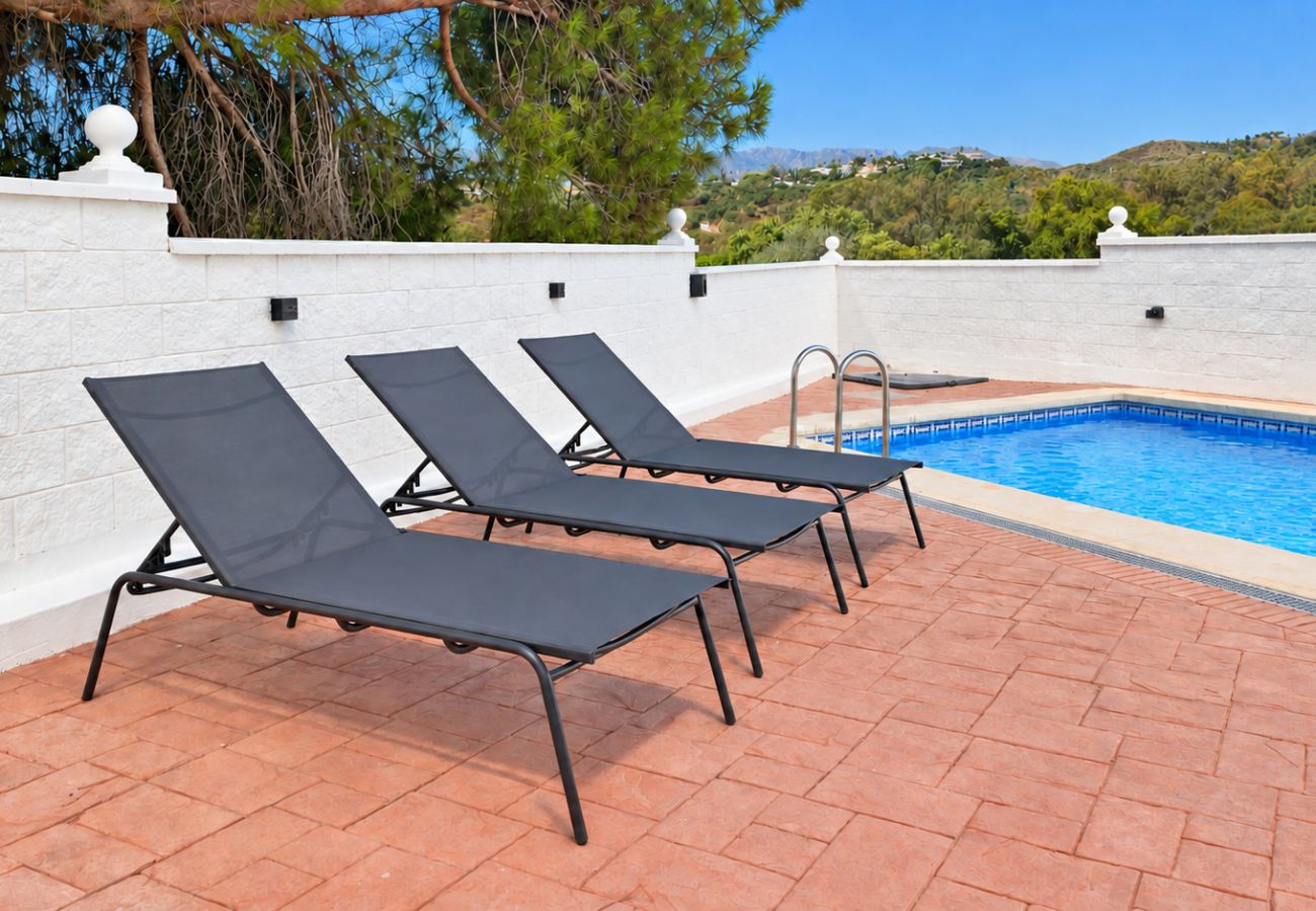 Villa in Marbella - Spacious villa with private pool & sea views