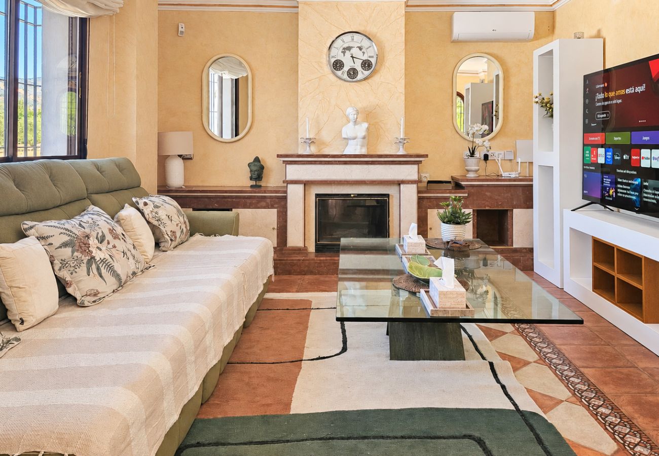 Villa in Marbella - Spacious villa with private pool & sea views