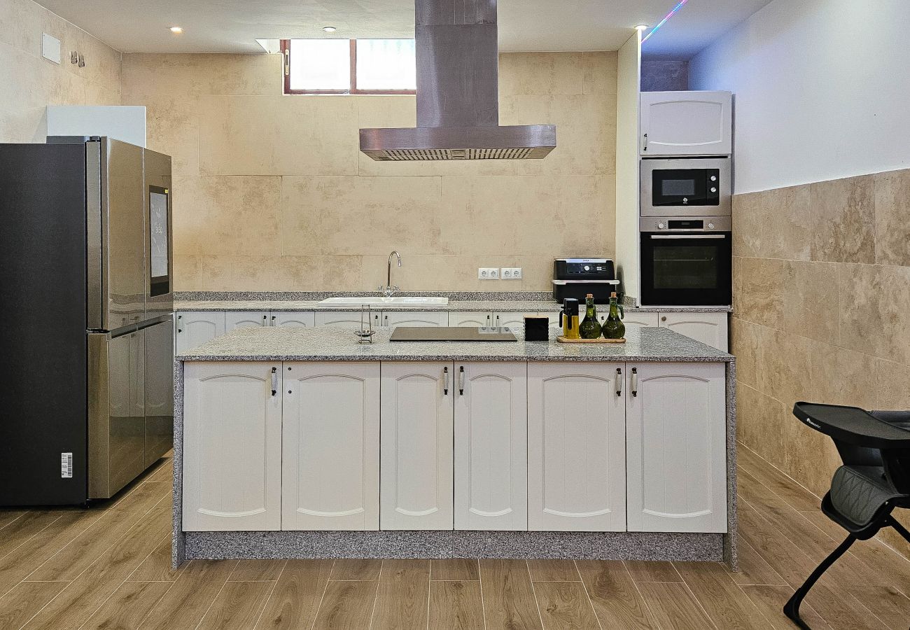 Villa in Marbella - Spacious villa with private pool & sea views