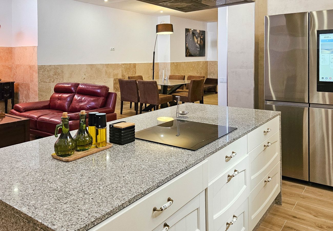 Villa in Marbella - Spacious villa with private pool & sea views