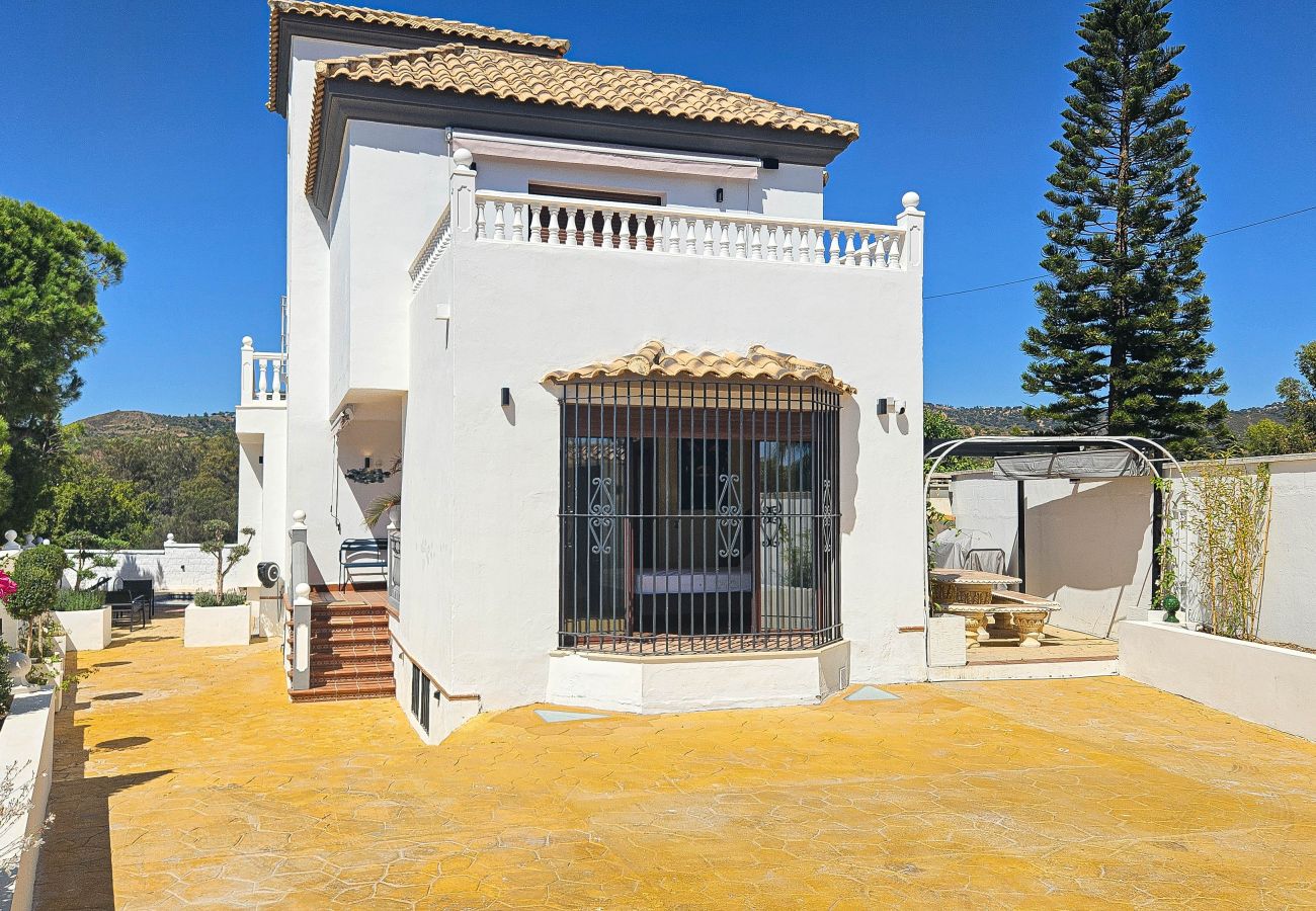 Villa in Marbella - Spacious villa with private pool & sea views