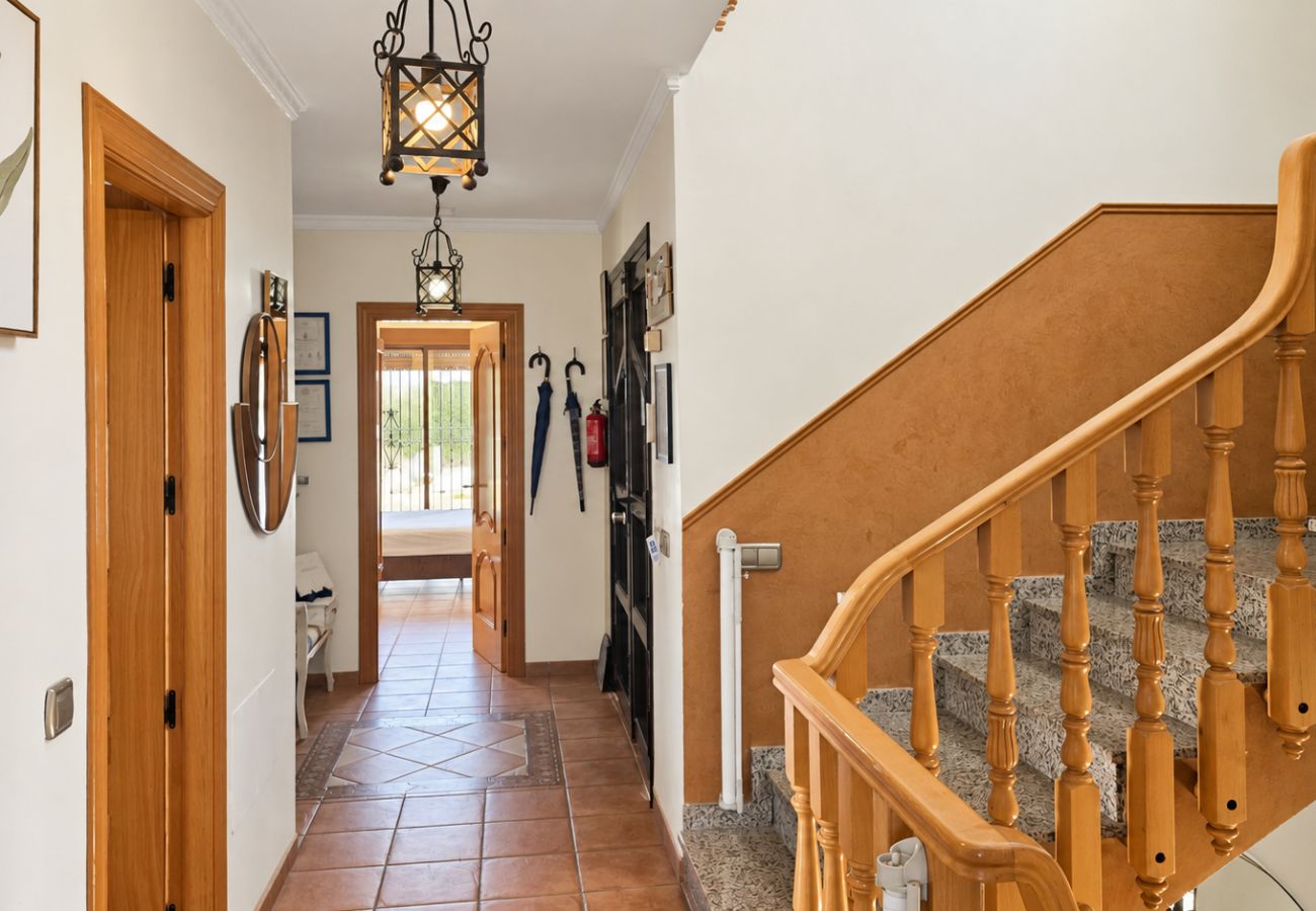 Villa in Marbella - Spacious villa with private pool & sea views