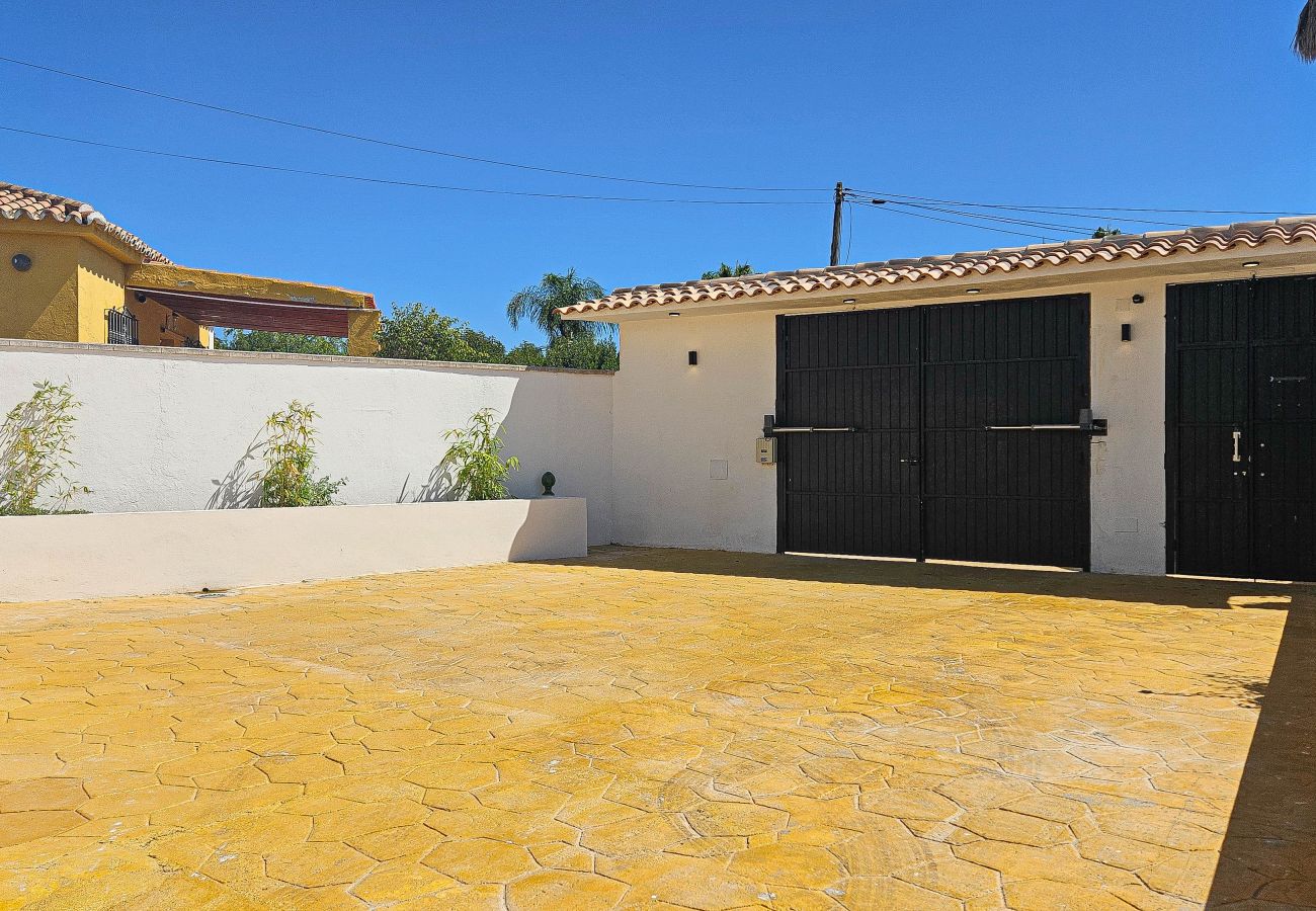 Villa in Marbella - Spacious villa with private pool & sea views