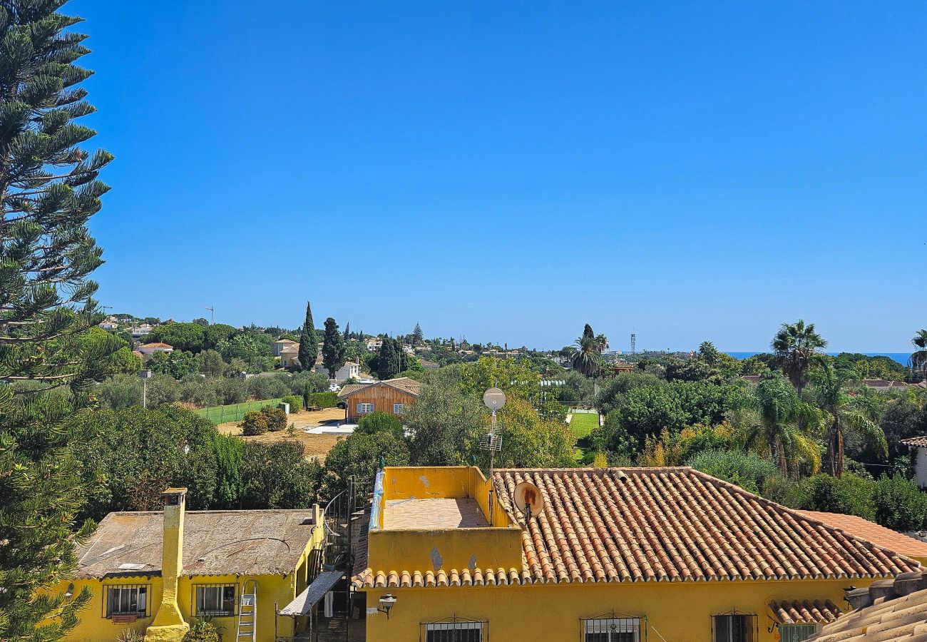 Villa in Marbella - Spacious villa with private pool & sea views