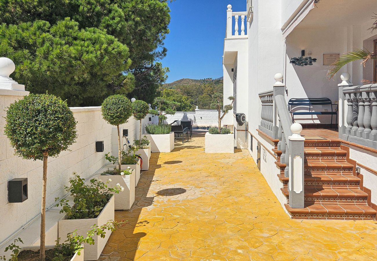 Villa in Marbella - Spacious villa with private pool & sea views