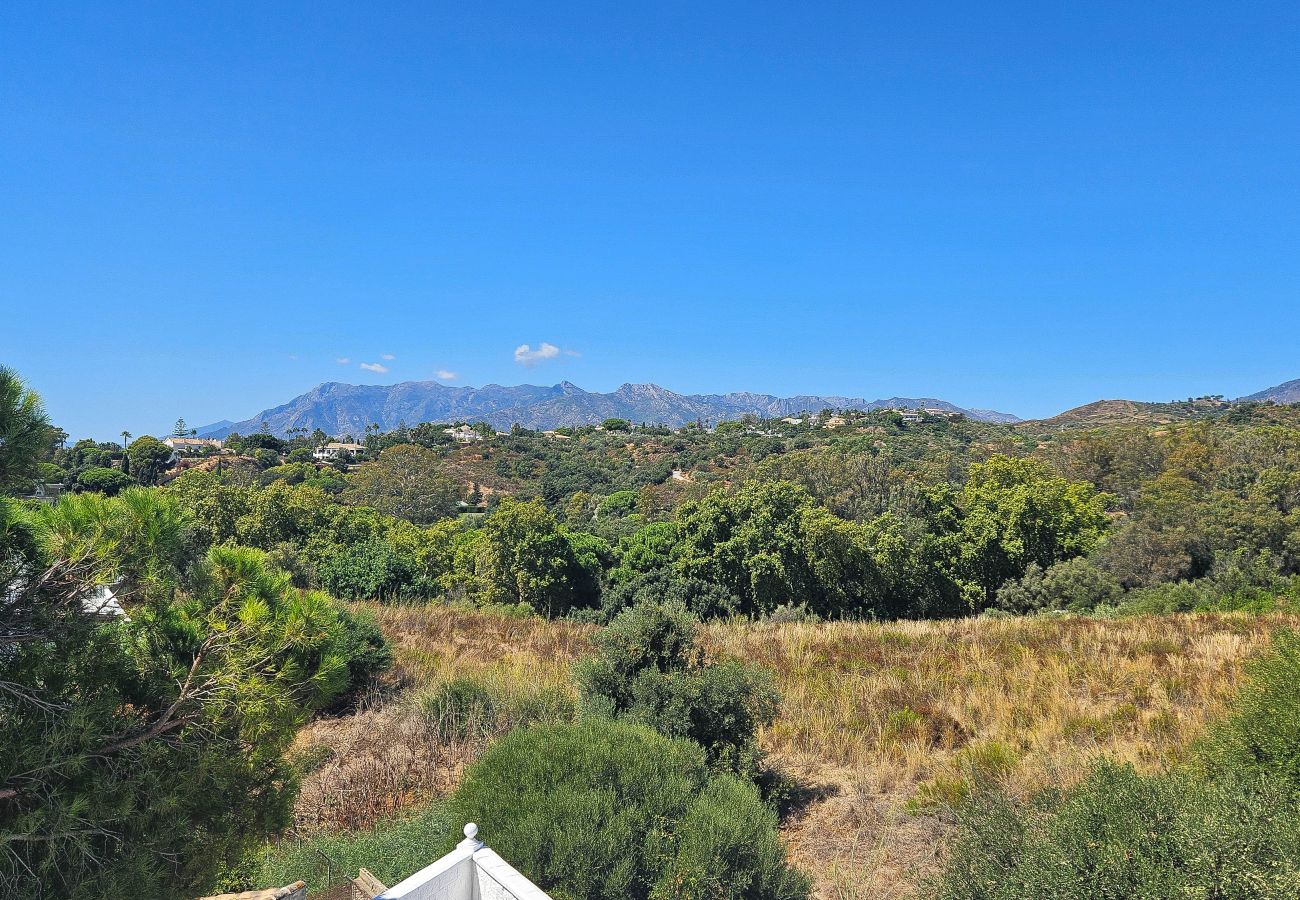 Villa in Marbella - Spacious villa with private pool & sea views