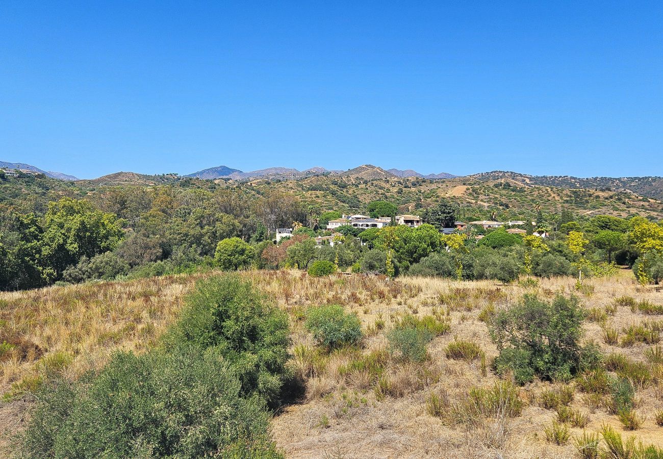 Villa in Marbella - Spacious villa with private pool & sea views