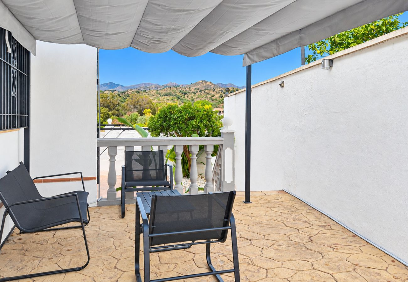 Villa in Marbella - Spacious villa with private pool & sea views