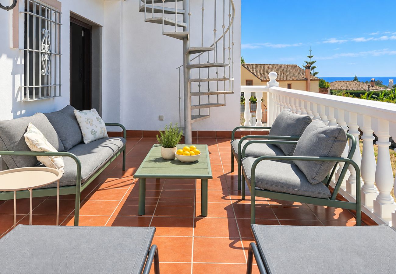 Villa in Marbella - Spacious villa with private pool & sea views