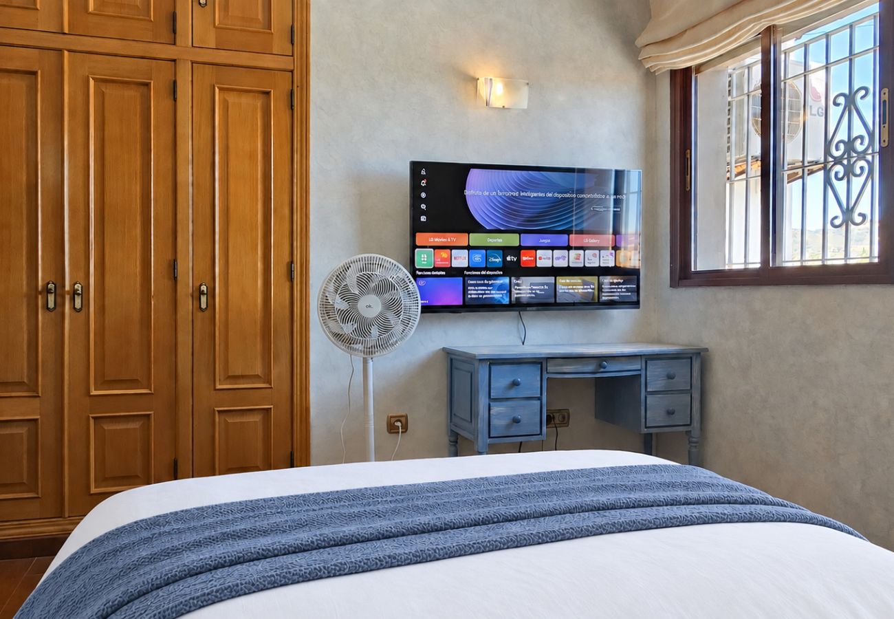 Villa in Marbella - Spacious villa with private pool & sea views