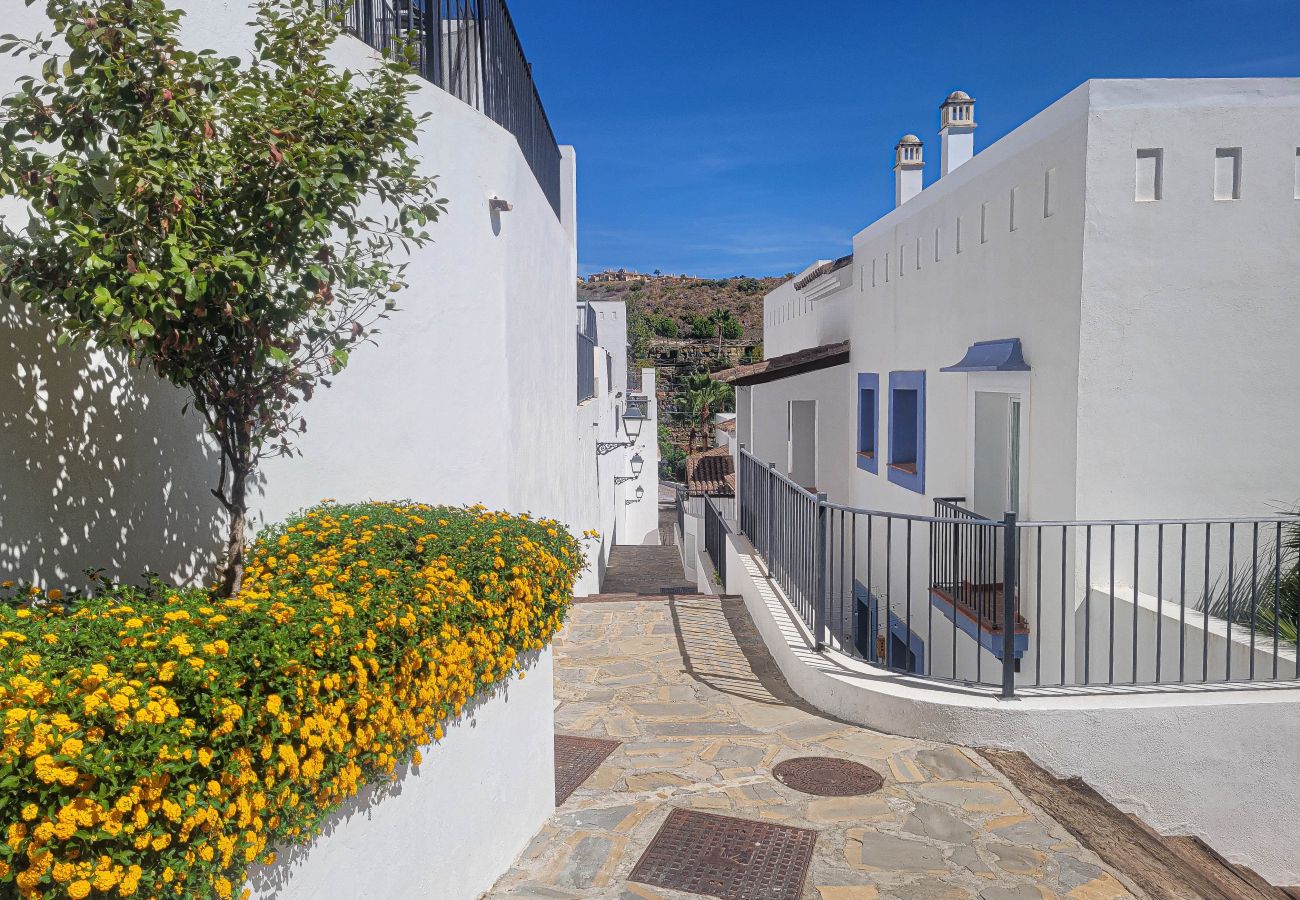 Apartment in Benahavís - Pueblo Paraiso Apt, sea views, 6 pools, gym & spa