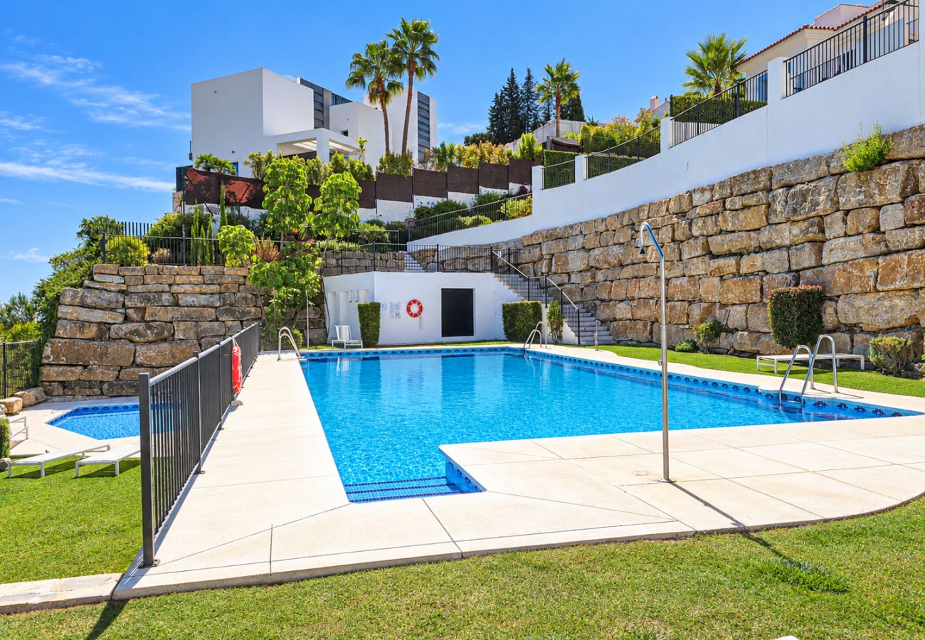 Apartment in Benahavís - Pueblo Paraiso Apt, sea views, 6 pools, gym & spa